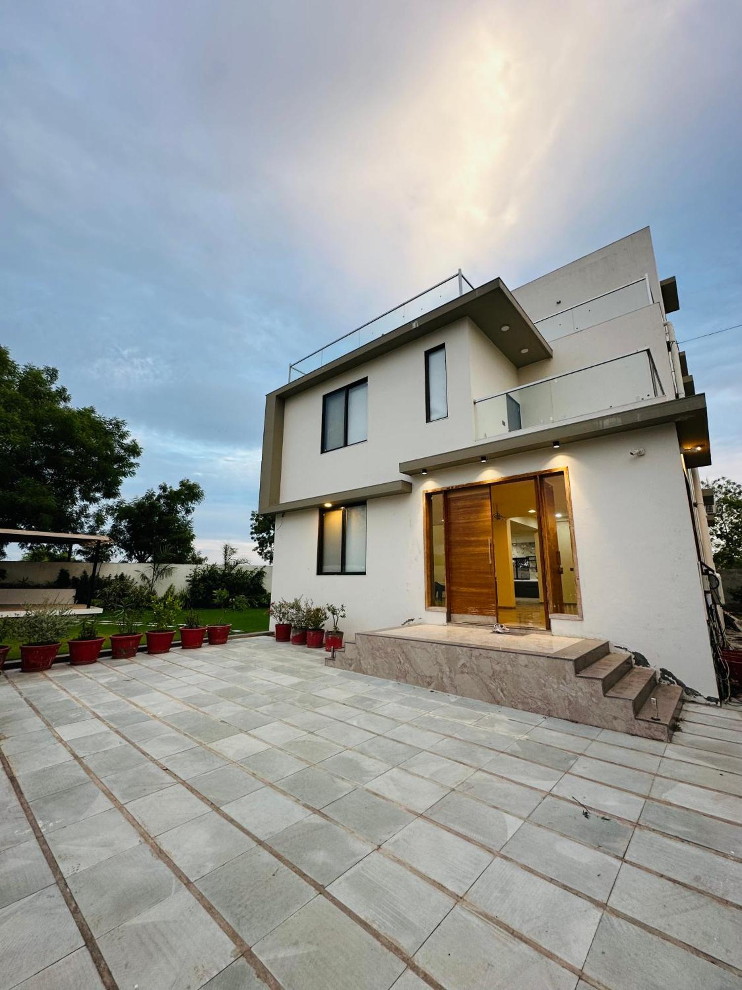 Karmabhumi 1 Villa Satej Exterior photo